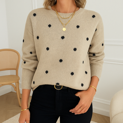 ™Hyggeprikk – myk strikkegenser med prikker i varm beige
