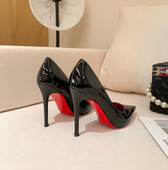 Elegante Svarte Lakkpumps med Rød Såle – Høye Hæler