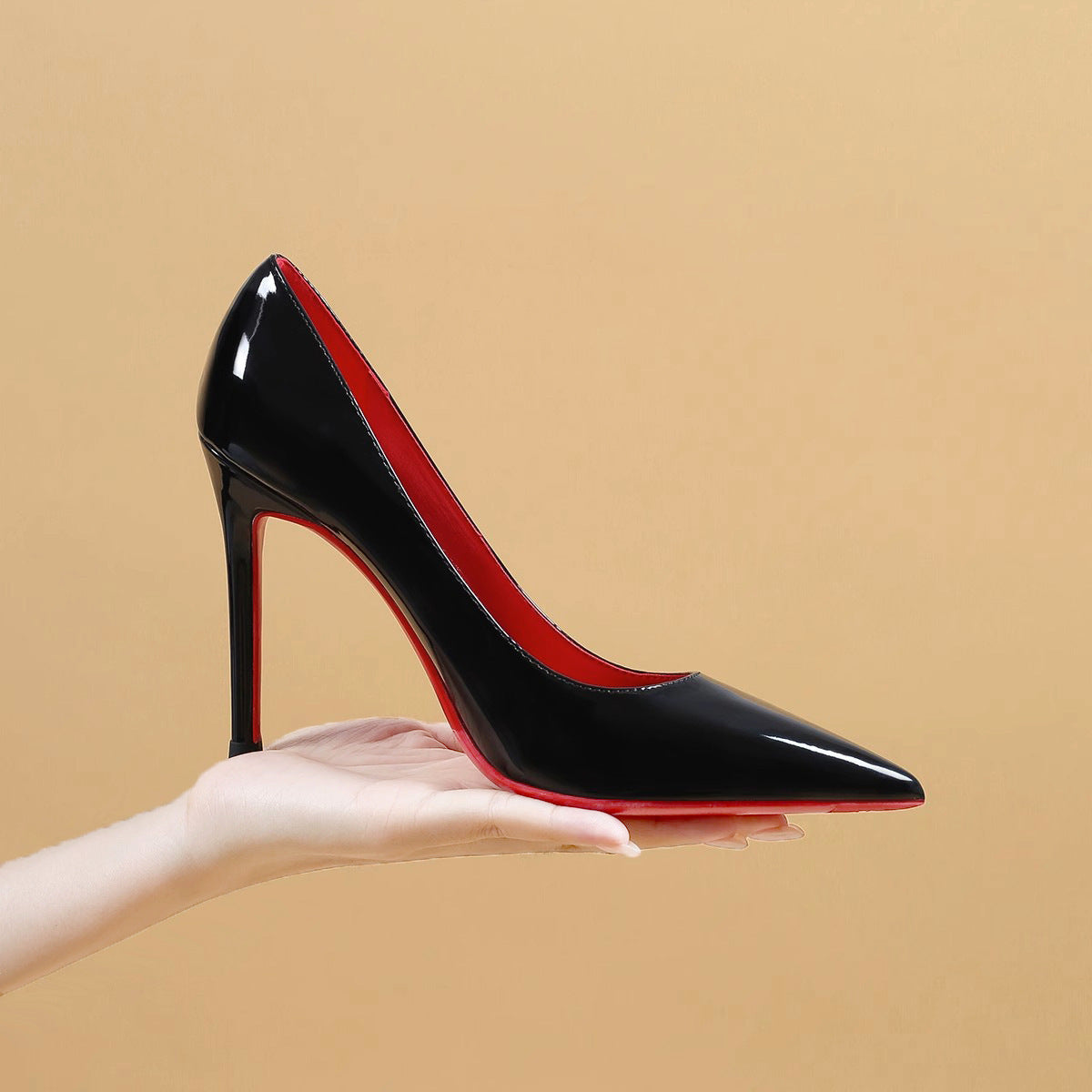 Elegante Svarte Lakkpumps med Rød Såle – Høye Hæler