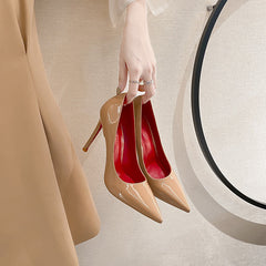 Elegante Svarte Lakkpumps med Rød Såle – Høye Hæler
