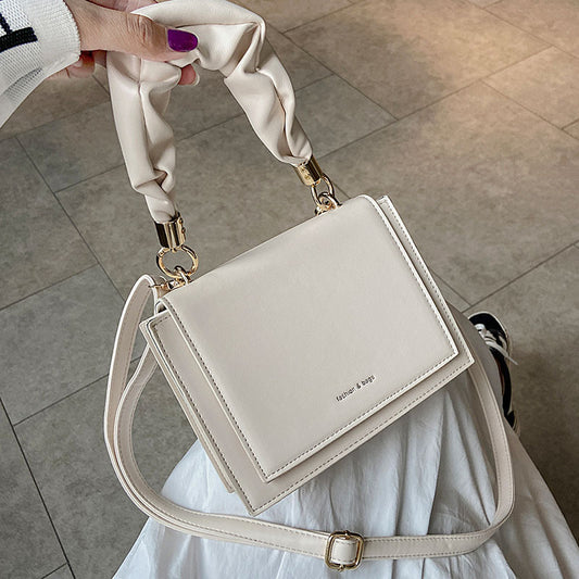 ™ Elegant axelväska med unikt handtag
