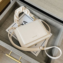 ™ Elegant axelväska med unikt handtag