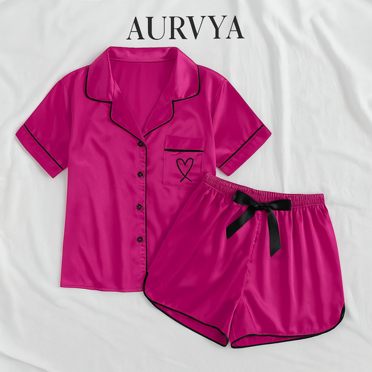 ™Satinknäppt pyjamas “Sweet Heart” – Fuchsia med svarta detaljer 
