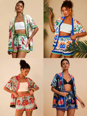 ™Exotiskt sommarset – Mönstrad skjorta och shorts i satin-look
