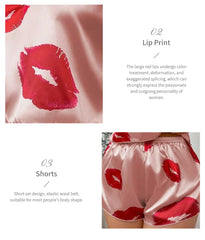 ™Satinpyjamas “Kyss mig” – Rosa med läpptryck 
