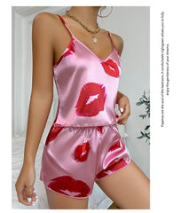 ™Satinpyjamas “Kyss mig” – Rosa med läpptryck 