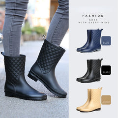 ™Quilted Chic – Eleganta rutiga gummistövlar