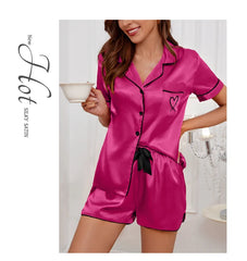 ™Satinknäppt pyjamas “Sweet Heart” – Fuchsia med svarta detaljer 