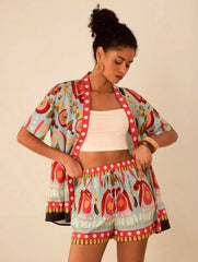 ™Exotiskt sommarset – Mönstrad skjorta och shorts i satin-look