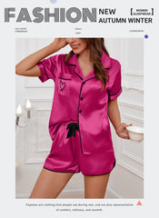 ™Satinknäppt pyjamas “Sweet Heart” – Fuchsia med svarta detaljer 