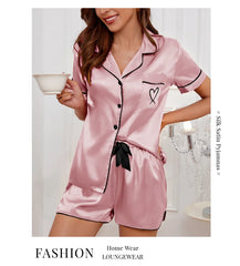 ™Satinknäppt pyjamas “Sweet Heart” – Fuchsia med svarta detaljer 
