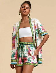 ™Exotiskt sommarset – Mönstrad skjorta och shorts i satin-look