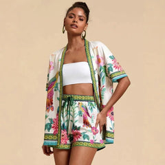 ™Exotiskt sommarset – Mönstrad skjorta och shorts i satin-look