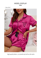 ™Satinknäppt pyjamas “Sweet Heart” – Fuchsia med svarta detaljer 
