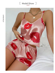 ™Satinpyjamas “Kyss mig” – Rosa med läpptryck 