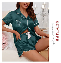 ™Satinknäppt pyjamas “Sweet Heart” – Fuchsia med svarta detaljer 