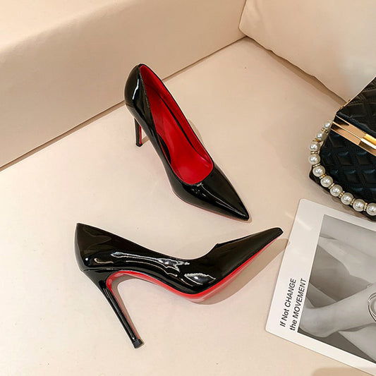 Elegante Svarte Lakkpumps med Rød Såle – Høye Hæler